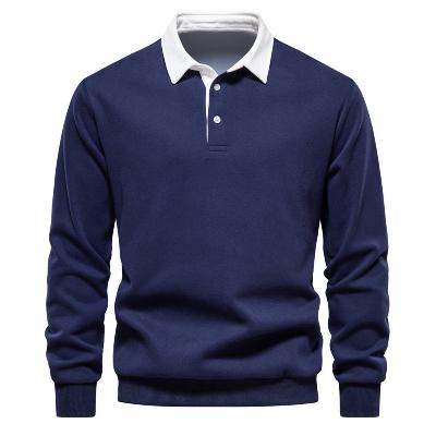 Donkerblauwe herentrui met witte kraag, lange mouwen en knoopsluiting. Stijlvolle casual kleding voor heren, perfect voor herfst en winter.