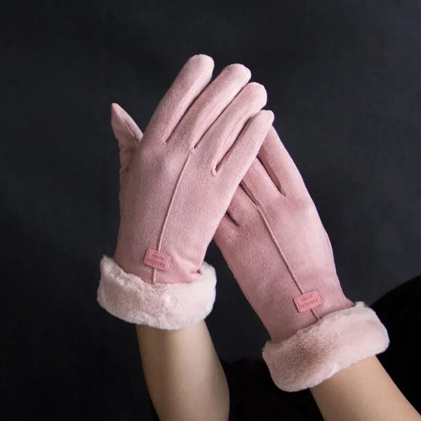 Roze suède handschoenen met zachte voering, ideaal voor wintermode. Stijlvolle dameshandschoenen, warm en comfortabel, perfect voor koude dagen.