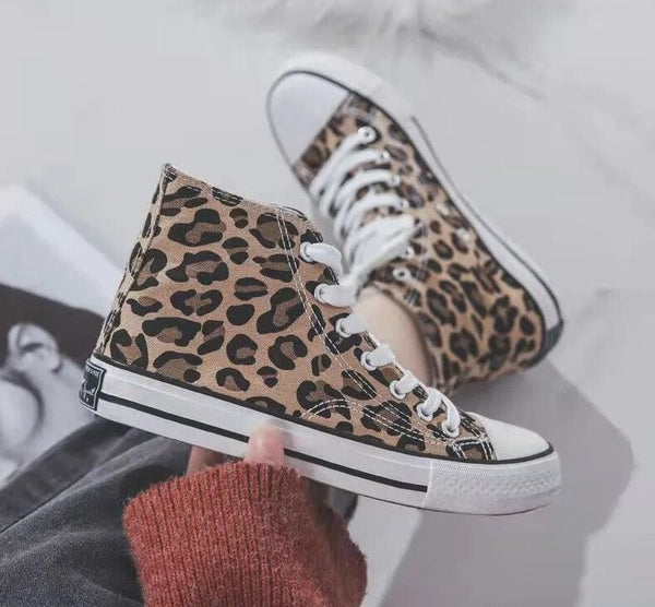 Luipaardprint hoge sneakers met witte zool en veters, trendy damesmode, casual stijl, comfortabele canvas schoenen voor dagelijks gebruik.
