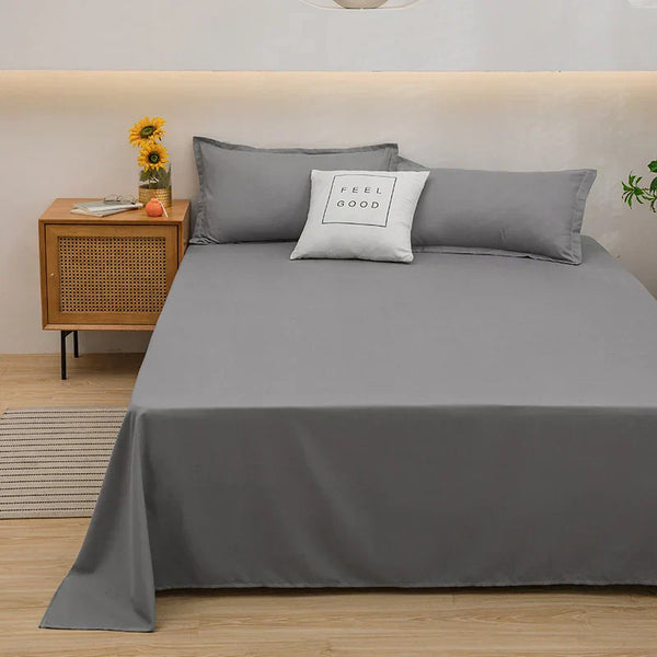 Grijs beddengoed set op tweepersoonsbed met kussen, houten nachtkastje met zonnebloemen, modern slaapkamerinterieur, comfortabel en stijlvol.