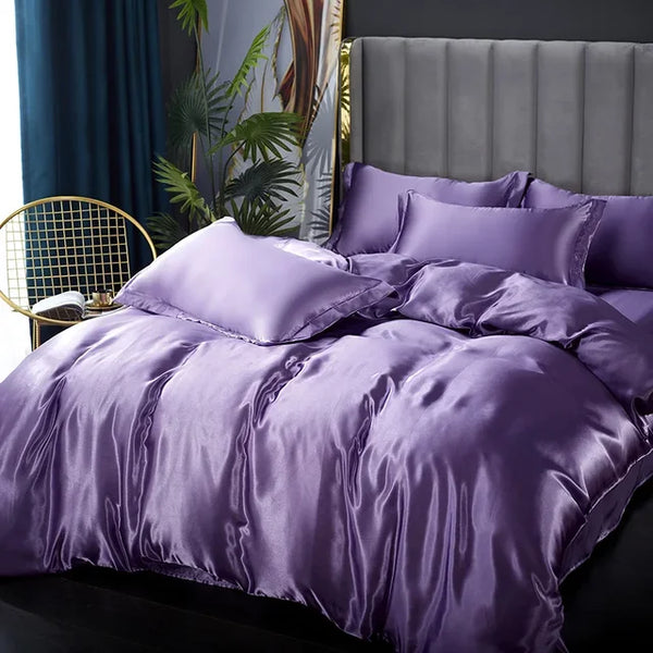 Paarse satijnen dekbedovertrekset op een luxe bed met kussens, omgeven door moderne decoratie en planten. Perfect voor stijlvolle slaapkamerinrichting.