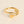 Gouden ring met hartvorm en letter S, minimalistisch design, gepersonaliseerde sieraden, perfect cadeau voor geliefden, elegante stijl.