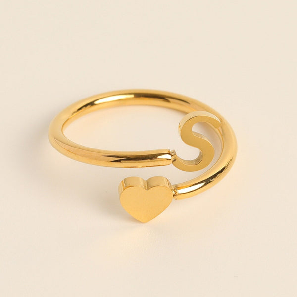 Gouden ring met hartvorm en letter S, minimalistisch design, gepersonaliseerde sieraden, perfect cadeau voor geliefden, elegante stijl.