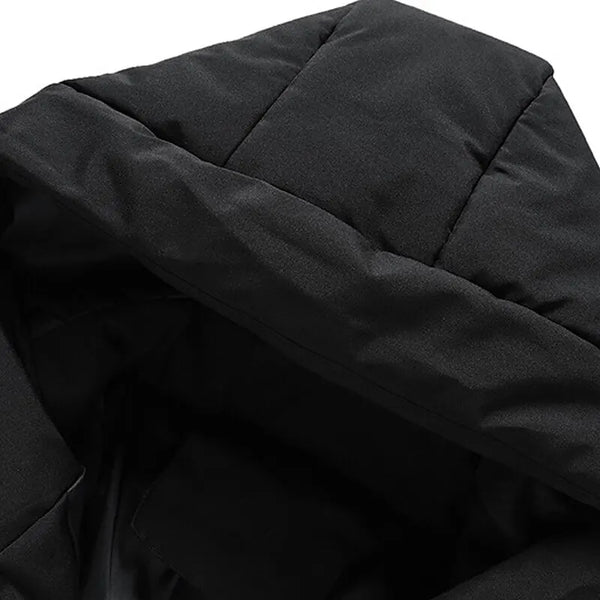 Zwarte gewatteerde winterjas met capuchon, close-up. Hoogwaardige warme jas, ideaal voor koude weersomstandigheden. Stijlvolle en functionele winterkleding.