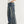 Man in oversized jeans en witte sneakers, casual mode, witte achtergrond. Trendy streetwear, comfortabele stijl, moderne kleding.