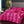 Roze satijnen dekbedovertrek set op luxe bed met kussens, moderne slaapkamer inrichting, glanzend textiel, stijlvolle interieurdecoratie.