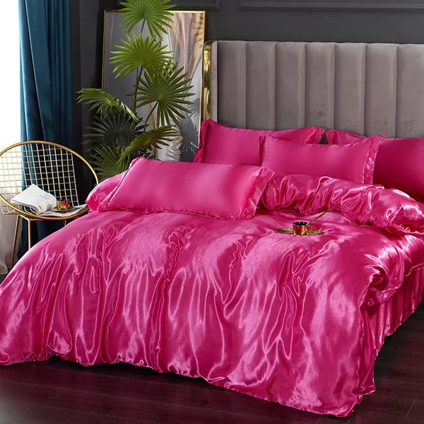 Roze satijnen dekbedovertrek set op luxe bed met kussens, moderne slaapkamer inrichting, glanzend textiel, stijlvolle interieurdecoratie.