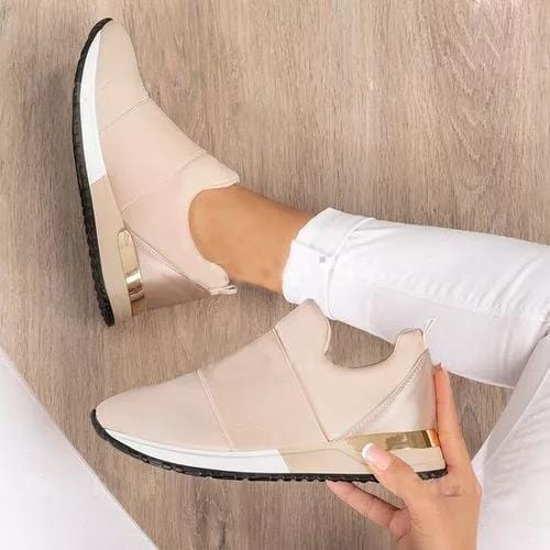 Beige dames sneakers met gouden details, comfortabele pasvorm, zwarte zool. Perfect voor casual outfits. Trendy en stijlvol schoeisel.