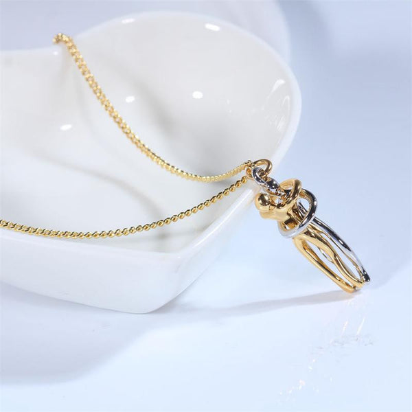 Gouden ketting met moderne hanger, minimalistisch design, glanzend metaal, sieraden voor dames, elegante stijl, op witte achtergrond.