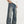 Wijd uitlopende jeans voor heren, gedragen met witte sneakers en een wit T-shirt. Trendy casual mode, comfortabele pasvorm, streetwear stijl.