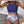 Vrouw in blauwe crop top en tropische hoge taille bikini, liggend op bed met boek. Trendy damesmode, zomeroutfit, strandkleding.