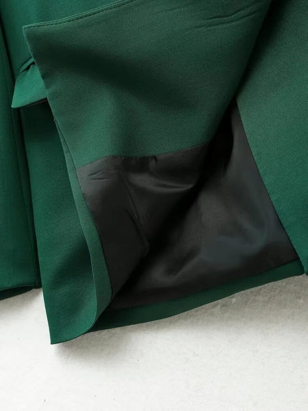 Groene blazer met zwarte voering, elegante damesmode, hoogwaardige stof, stijlvolle zakelijke kleding, moderne jas voor professioneel gebruik.