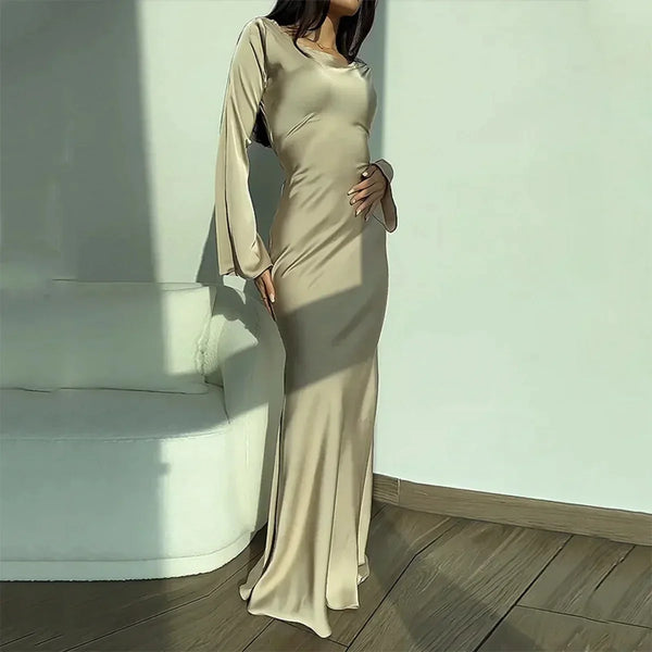 Elegante beige satijnen avondjurk met lange mouwen, vloerlengte, getailleerd ontwerp, perfect voor formele gelegenheden en modieuze evenementen.