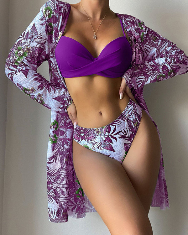 Vrouw in paarse bikini en bloemen kimono, strandmode, zomeroutfit, stijlvolle badkleding, tropische print, trendy dameskleding.