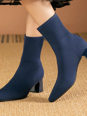 Donkerblauwe enkellaarsjes met blokhak en geribbelde schacht, stijlvolle damesmode, comfortabele pasvorm, trendy schoenen voor herfst en winter.