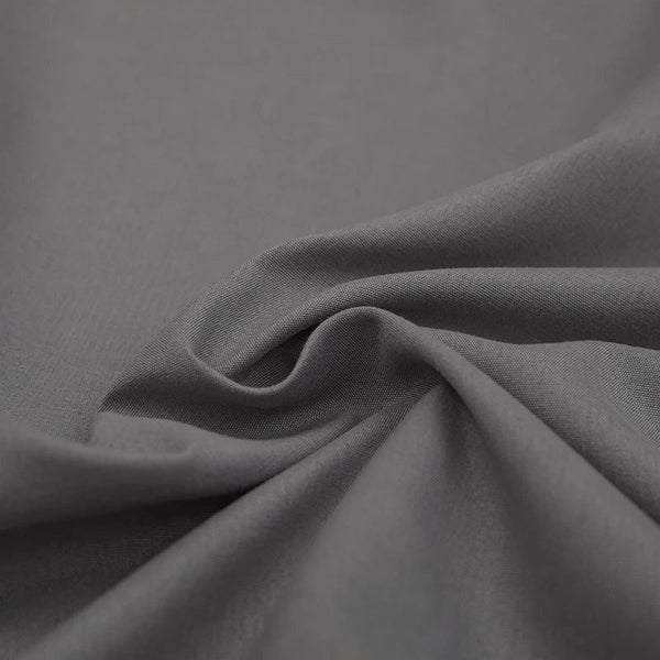 Grijze katoenen stof close-up, zachte textuur, geschikt voor kleding en interieur, hoogwaardige textielmaterialen, duurzaam en ademend.
