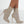 Beige enkellaarsjes met hoge naaldhakken, gebreide schacht en puntige neus. Modieuze dameslaarzen voor elegante en trendy outfits.