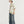 Jonge man in casual outfit met oversized T-shirt, wijde jeans en pet. Modetrend streetwear, urban stijl, comfortabele kleding voor dagelijks gebruik.
