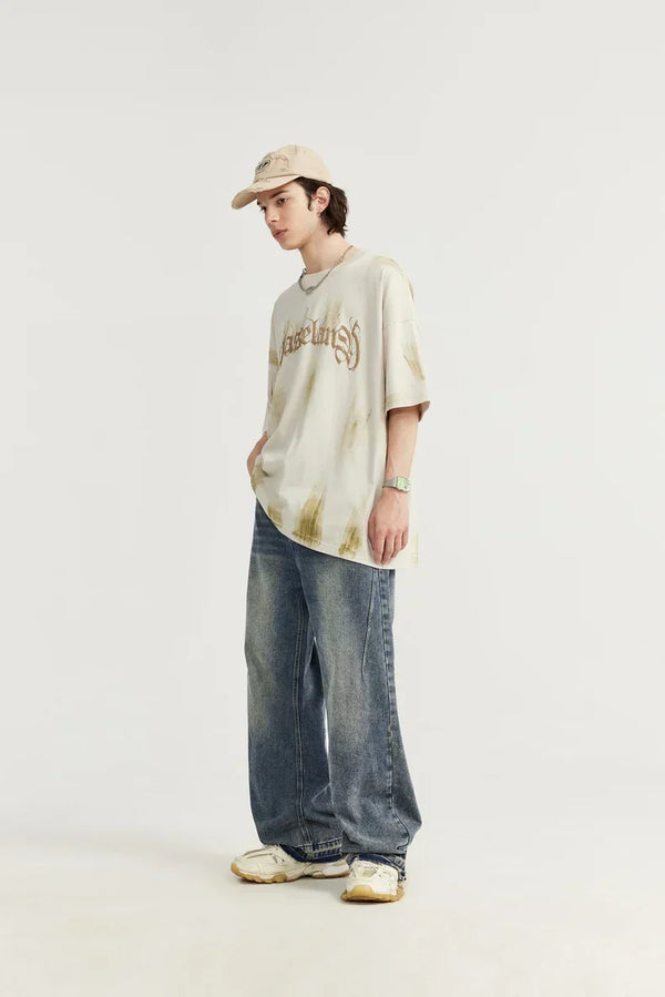 Jonge man in casual outfit met oversized T-shirt, wijde jeans en pet. Modetrend streetwear, urban stijl, comfortabele kleding voor dagelijks gebruik.