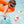 Kind speelt in zwembad met kleurrijke, drijvende badeendjes. Zomer, waterpret, speelgoed, kindergeluk. Geschikt voor SEO en online winkels.