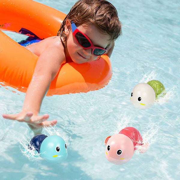 Kind speelt in zwembad met kleurrijke, drijvende badeendjes. Zomer, waterpret, speelgoed, kindergeluk. Geschikt voor SEO en online winkels.