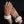 Bruine suède handschoenen met witte bontvoering, stijlvolle winteraccessoire, warme dameshandschoenen, modieus en comfortabel, tegen zwarte achtergrond.