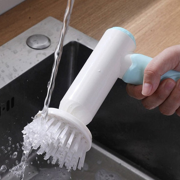 Handmatige afwasborstel met waterstraal, wit en blauw, gebruikt bij gootsteen. Ideaal voor keukenreiniging, vaatwas, efficiënte schoonmaak.