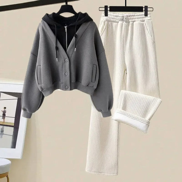 Grijze hoodie met knopen en capuchon, gecombineerd met witte geribbelde broek en bijpassende tas, casual dameskleding set, modetrend 2023.