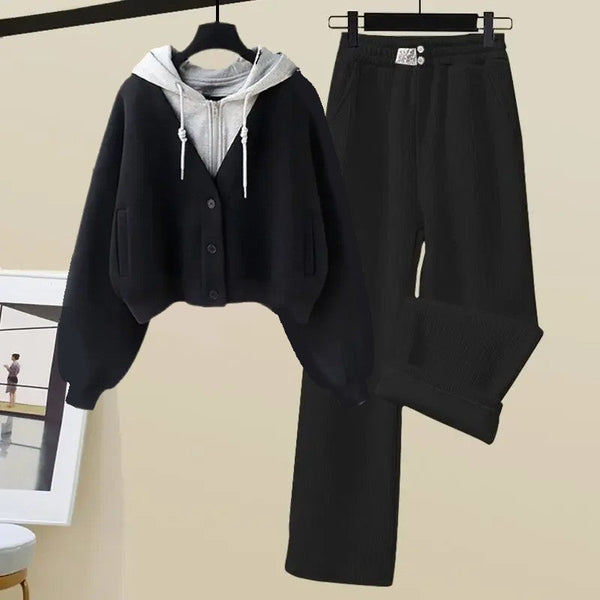 Zwarte damesoutfit met hoodie en broek, casual en stijlvol, perfect voor herfstmode. Comfortabele pasvorm, ideaal voor dagelijks gebruik.