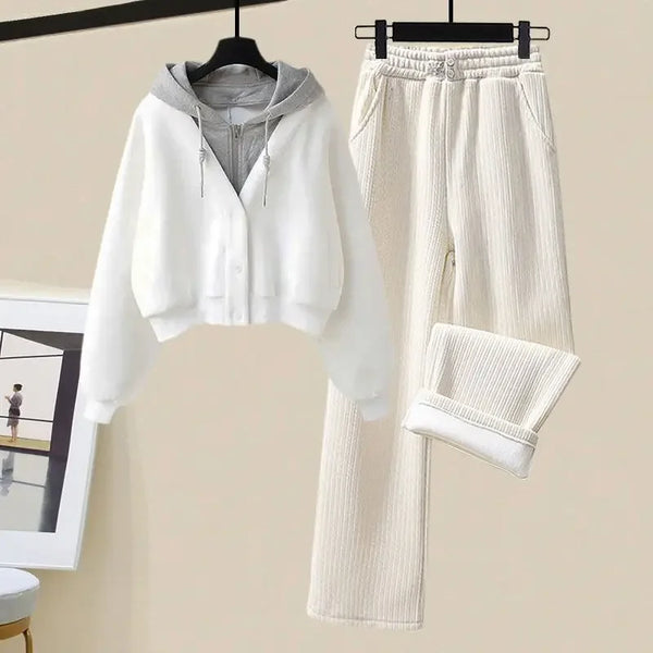 Witte dames lounge set met hoodie en geribbelde broek, comfortabele en stijlvolle kleding voor thuis, perfect voor casual en ontspannen dagen.