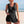 Vrouw in zwarte tankini met patroon, strand op achtergrond. Modieuze badmode, zomerse strandkleding, stijlvolle zwemkleding voor dames.