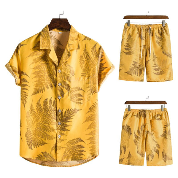 Gele zomerset met korte mouwen en tropische bladerenprint, inclusief overhemd en korte broek. Perfect voor strandmode en casual zomeroutfits.