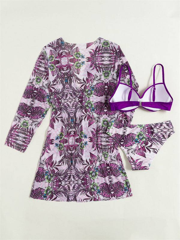 Paarse bloemenprint strandjurk met bijpassende bikini set, bestaande uit een paarse en witte top en slip. Perfect voor zomerse stranddagen.