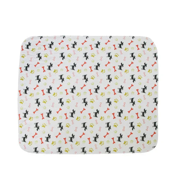Witte babydeken met kleurrijke dierenprints, waaronder honden en botten. Zacht en comfortabel, ideaal voor pasgeborenen. Perfect als kraamcadeau.