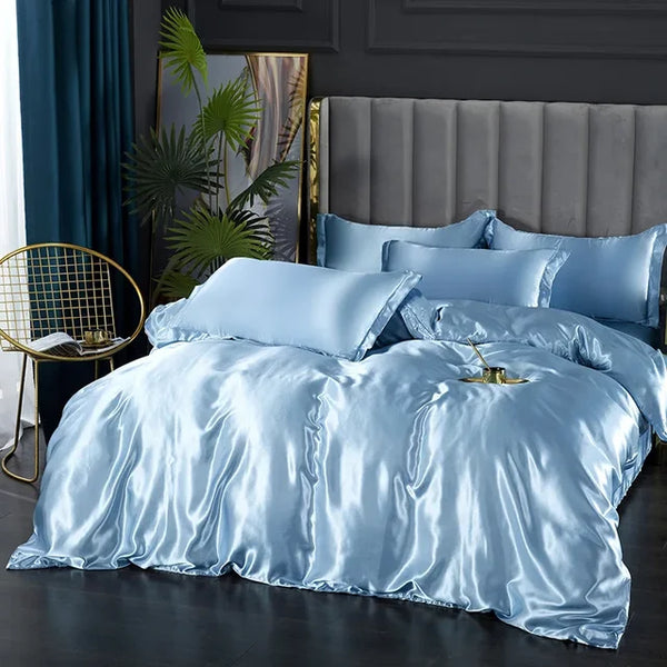 Luxe lichtblauw satijnen dekbedovertrek op kingsize bed, met bijpassende kussens, gouden stoel en groene planten, slaapkamerinterieur.