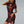 Vrouw in zwarte cheongsam jurk met rode drakenprint, korte mouwen en hoge kraag. Elegante Chinese stijl, moderne mode, trendy kleding.