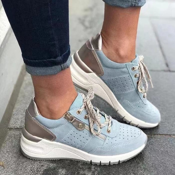 Lichtblauwe dames sneakers met witte zool en beige accenten, casual mode, comfortabele schoenen, trendy design, perfect voor dagelijks gebruik.