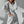 Vrouw in witte fleece jumpsuit met zwarte ritsen en trekkoorden, modieuze sportieve outfit, casual winterkleding, minimalistisch design.