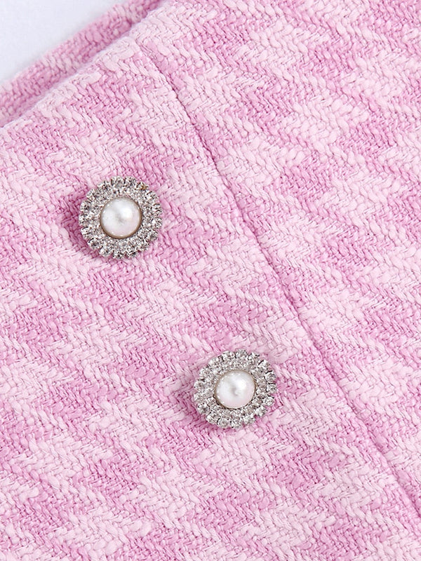 Roze tweed stof met twee sierlijke knopen, versierd met parels en strass, elegant en stijlvol ontwerp voor damesmode en kledingaccessoires.