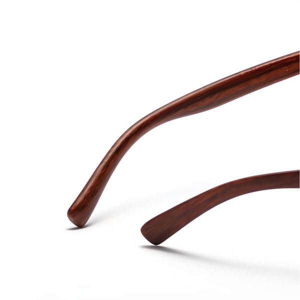 Twee houten brillenpootjes, elegant gebogen, minimalistisch design, close-up. Perfect voor duurzame mode en eco-vriendelijke brillen.