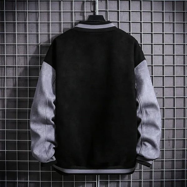 Zwarte en grijze varsity jas op metalen raster achtergrond, unisex mode, casual streetwear, trendy herenjassen, winterkleding.