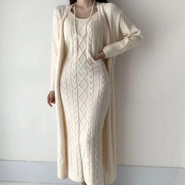 Elegante ivoorkleurige gebreide jurk met kabelpatroon, lange mouwen en bijpassende vest, perfect voor herfstmode en stijlvolle dameskleding.