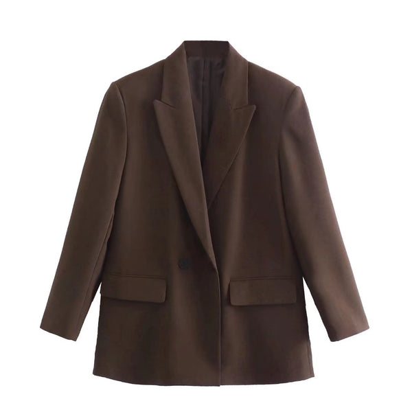 Bruine damesblazer met lange mouwen, klassieke revers en knoopsluiting. Perfect voor zakelijke en casual outfits. Tijdloze mode, elegant design.