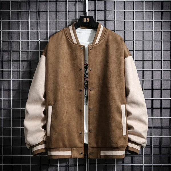 Bruine en beige varsity jas opgehangen aan een metalen raster, met knoopsluiting en contrasterende mouwen. Stijlvolle herenjassen, streetwear mode.