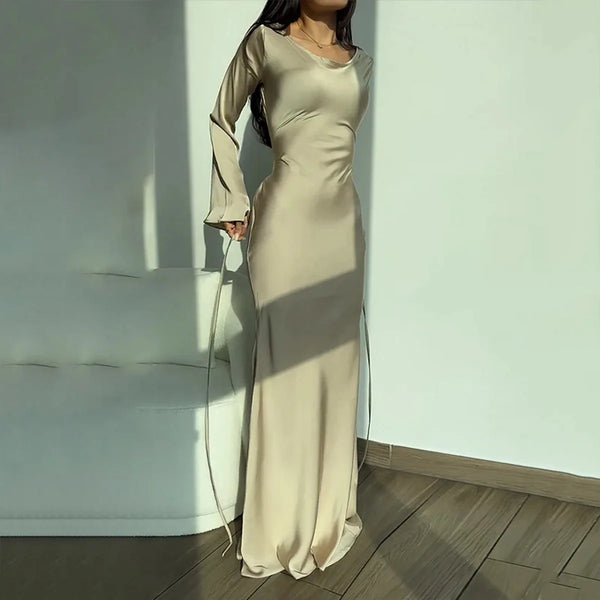 Elegante beige satijnen avondjurk met lange mouwen, vloerlengte, perfect voor formele gelegenheden. Luxe damesmode, stijlvolle avondkleding.