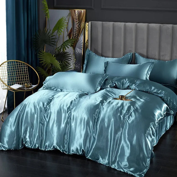 Luxe zijden dekbedovertrek in turquoise op een kingsize bed, met bijpassende kussens en een gouden decoratieve stoel, ideaal voor moderne slaapkamerinrichting.