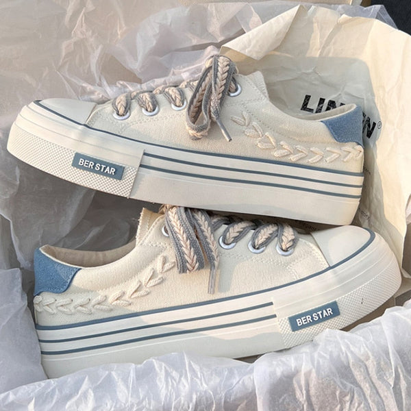Witte canvas sneakers met blauwe accenten, dikke zool en gevlochten details, merk "BER STAR", casual mode, trendy dames schoenen.