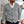 Grijze heren cardigan met knopen, gedragen over een wit overhemd. Stijlvolle casual outfit voor mannen, perfect voor herfstmode en kantoor.
