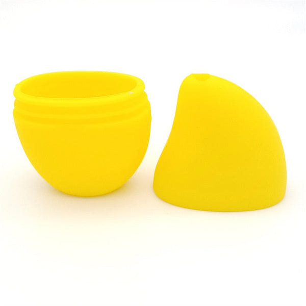 Gele siliconen eierhouder met deksel, ideaal voor koken en bewaren. Herbruikbaar, voedselveilig en hittebestendig. Keukenaccessoire.