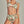 Vrouw in bloemenbikini met hoge taille en ringdetails, strandmode, zomerse look, tropisch ontwerp, stijlvolle badkleding, modetrend 2023.